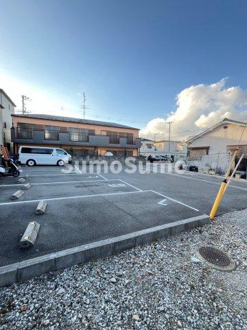 上ノ島町2丁目テラスハウスの駐車場