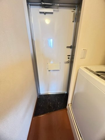 レオパレスアクアブルー青谷の玄関