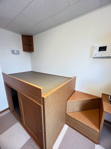 レオパレスアクアブルー青谷の洋室