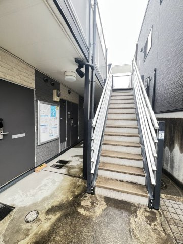 レオパレスアクアブルー青谷のエントランス