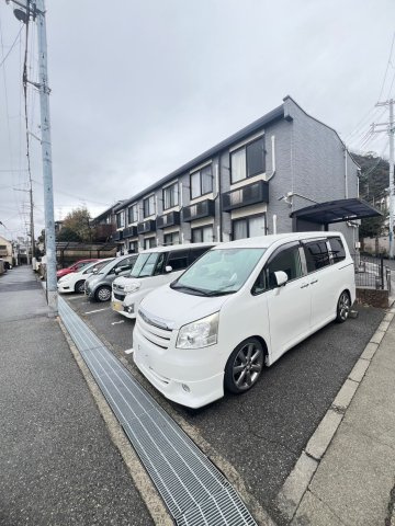 レオパレスアクアブルー青谷の駐車場