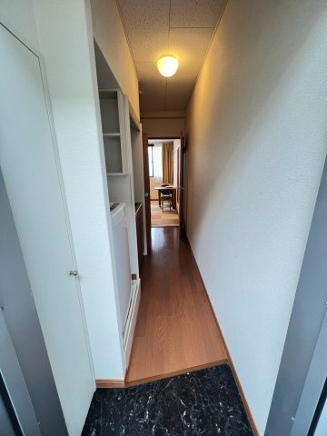 レオパレスアクアブルー青谷の玄関