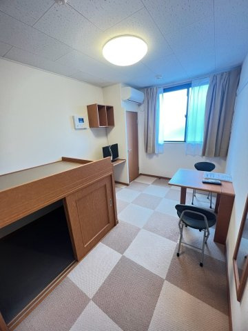 レオパレスアクアブルー青谷の居間・リビング