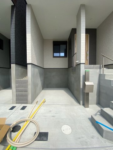 上池田6丁目新築戸建Ｂ棟の駐車場|車をお持ちの方に嬉しい駐車場付きの物件です