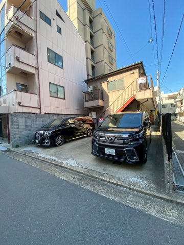 下沢通４丁目アパートの駐車場|駐車場があるので、車を買う予定の方も安心です