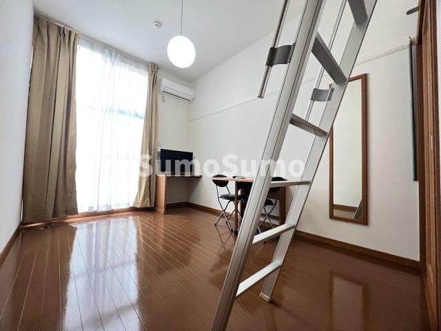 レオパレス西岡本の居間・リビング