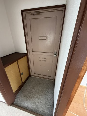 三村マンションの玄関