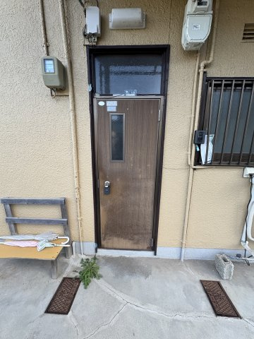 三原ハイツの玄関