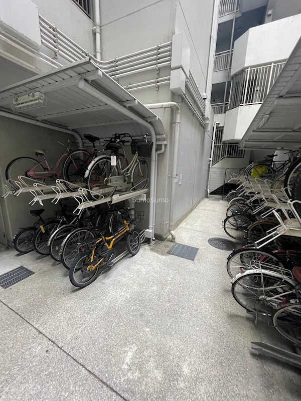 レジディア心斎橋ウエストの駐車場