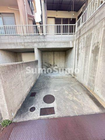 南多聞台4丁目戸建の駐車場|カースペースがあります