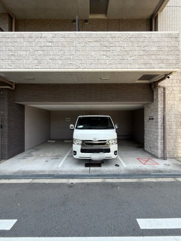 レオンコンフォート難波ブランの駐車場