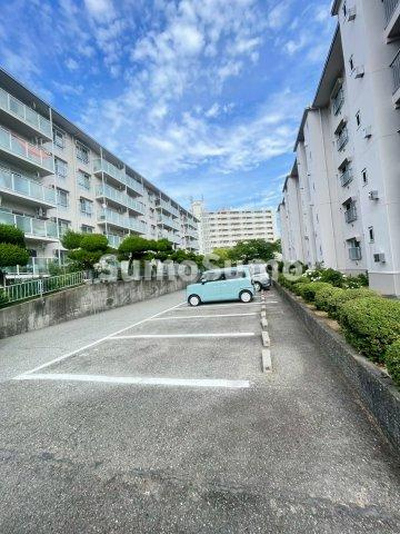 上高丸住宅 1の駐車場|カースペースがあります