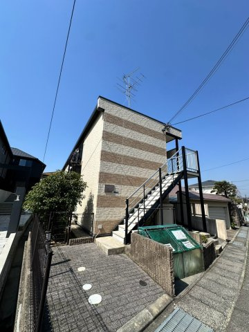 レオパレス逆瀬川の駐車場