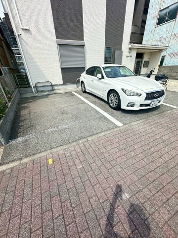 レグルス新明の駐車場