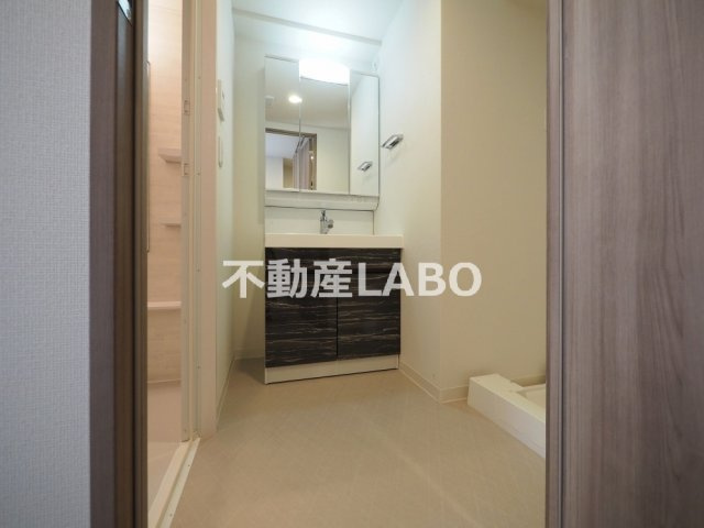 SUNREGIS　NAMBAの独立洗面台