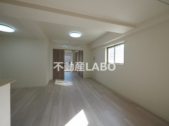 SUNREGIS　NAMBAの居間・リビング