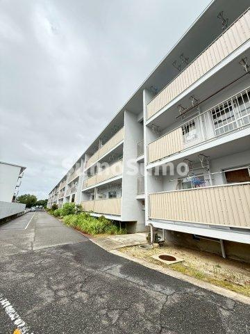 上高丸厚生年金住宅1号棟の駐車場|車をお持ちの方に嬉しい駐車場付きの物件です