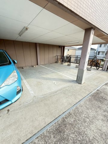 明政ハイツの駐車場