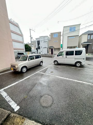 儀春マンションの駐車場