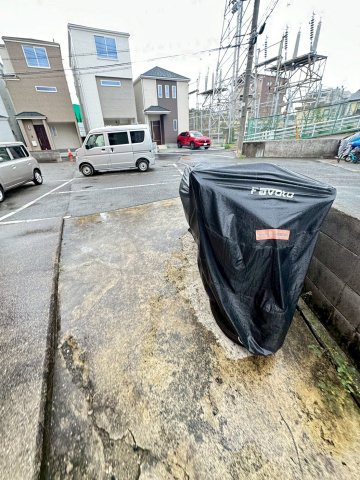 儀春マンションの駐車場