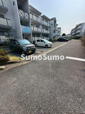 井吹東シティコート　13号棟の駐車場|駐車場に車を止められます