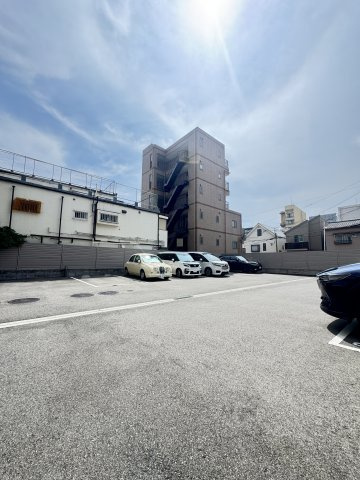 ワコーレ大倉山ザスィートの駐車場