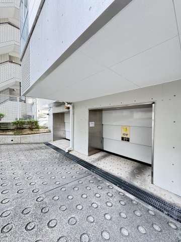 新神戸アパートメントの駐車場