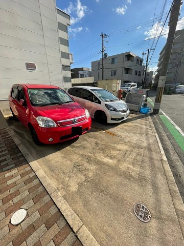 レオパレス高友の駐車場