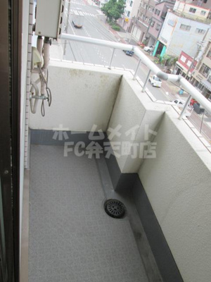 【バルコニー】 | ドミトリーツタヤ | 外からの目が気にならないバルコニーで洗濯物が干せます