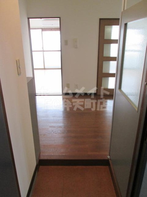 【玄関】 | ドミトリーツタヤ | 明るい玄関です