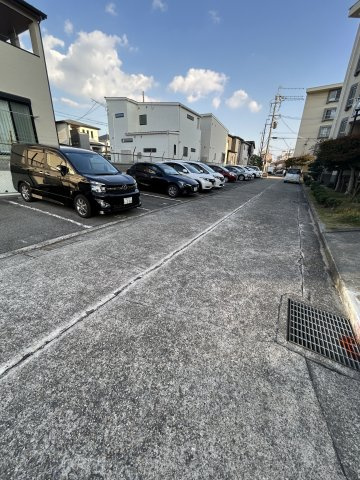 明石大窪住宅４号棟の駐車場|駐車スペースもあります