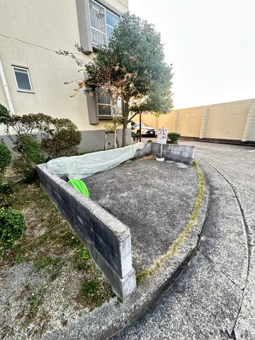 明石大窪住宅4号棟の駐車場
