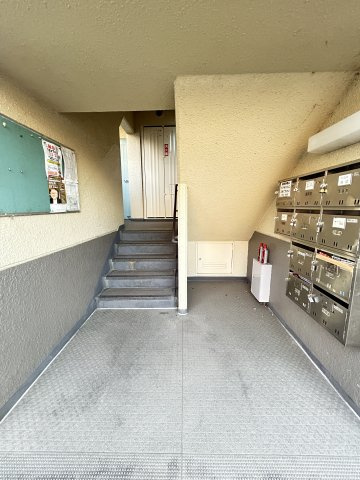 明石大窪住宅4号棟のロビー