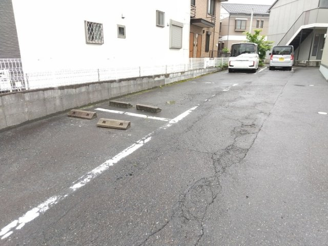 エトワール新瑞の駐車場