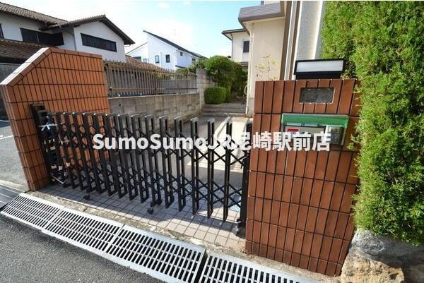 武庫之荘4丁目戸建のエントランス|ゆとりのあるエントランスです