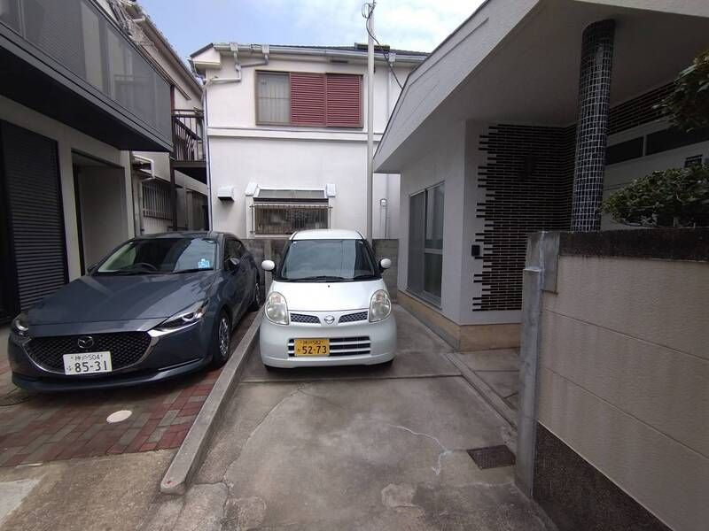 高丸1丁目7-7戸建の駐車場|車をお持ちの方に嬉しい駐車場付きの物件です