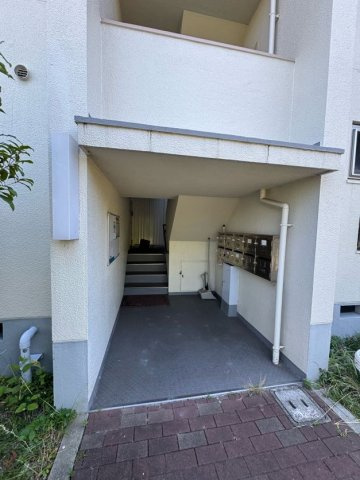 高倉台２団地１０号棟のエントランス