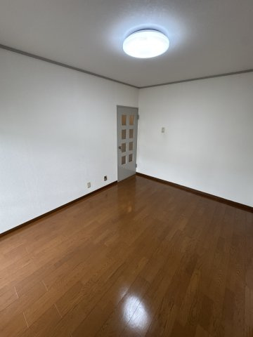 高倉台２丁目２団地１１号棟の居間・リビング