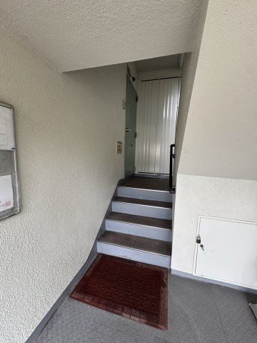 高倉台２丁目２団地１１号棟のエントランス