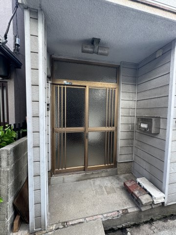 須磨区行幸町１丁目貸家のエントランス