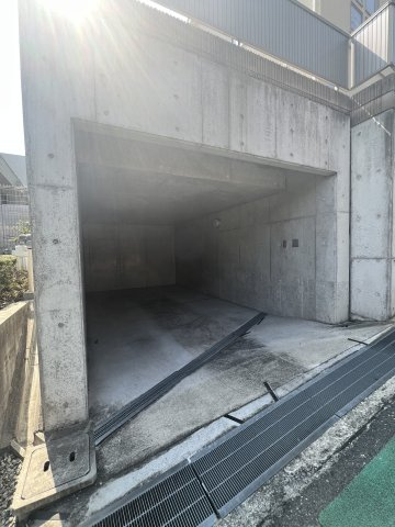 東山町戸建の駐車場