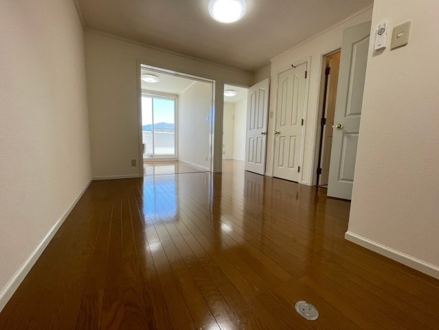 ホワイトタウン寺前の居間・リビング