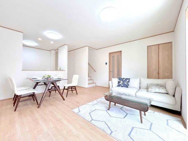 足立区舎人５丁目　新築分譲住宅　全２棟の居間・リビング|【リビングダイニング】２面採光、明るいリビング♪暖かな光が射し込む、広々リビングダイニング　※写真は施工例です