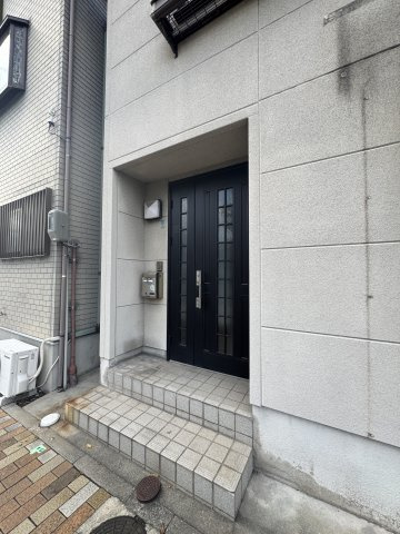 水木通住宅のエントランス