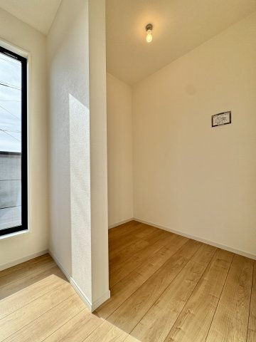 浜名区横須賀の収納|洋室に備え付けられているウォーキングクローゼットです。