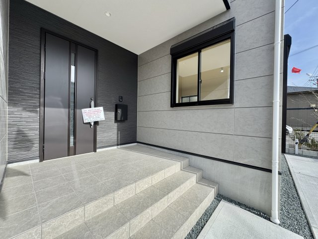 浜名区横須賀の玄関|黒とグレーを基調としたスタイリッシュな外観♪