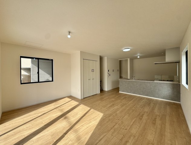 浜名区横須賀の居間・リビング|木目のフローリングと淡い壁色で、明るくナチュラルな印象です。リビング内に収納（クローゼット）があり、生活感を隠しやすいのもポイントです！