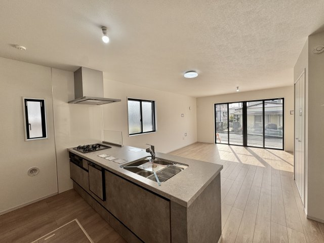 浜名区横須賀の居間・リビング|キッチンからはリビング全体が良く見渡せる間取りになっています！