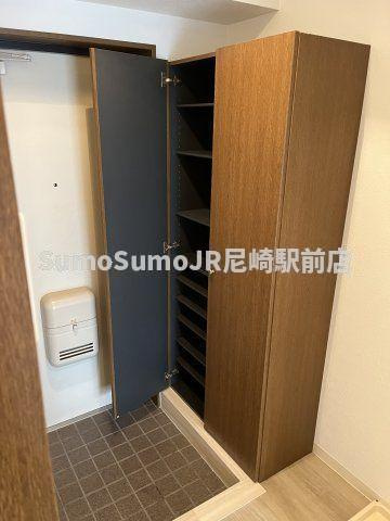 河村マンションの玄関|明るい玄関です