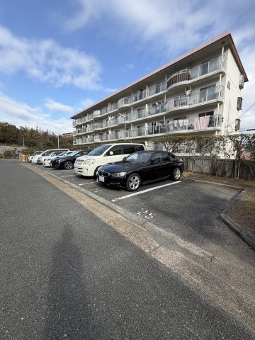 横尾団地４５号棟の駐車場